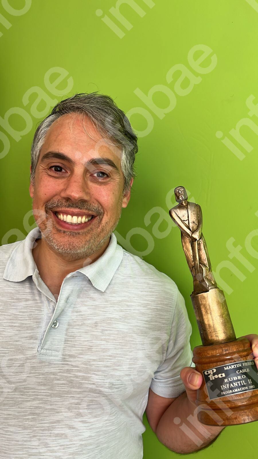 Cristian con la réplica del Martín Fierro que el programa ganó en 2002