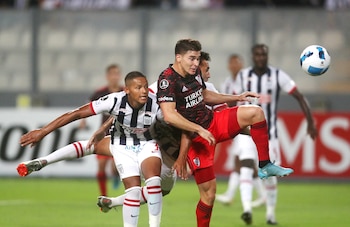 Julián Álvarez (derecha) tuvo bastante