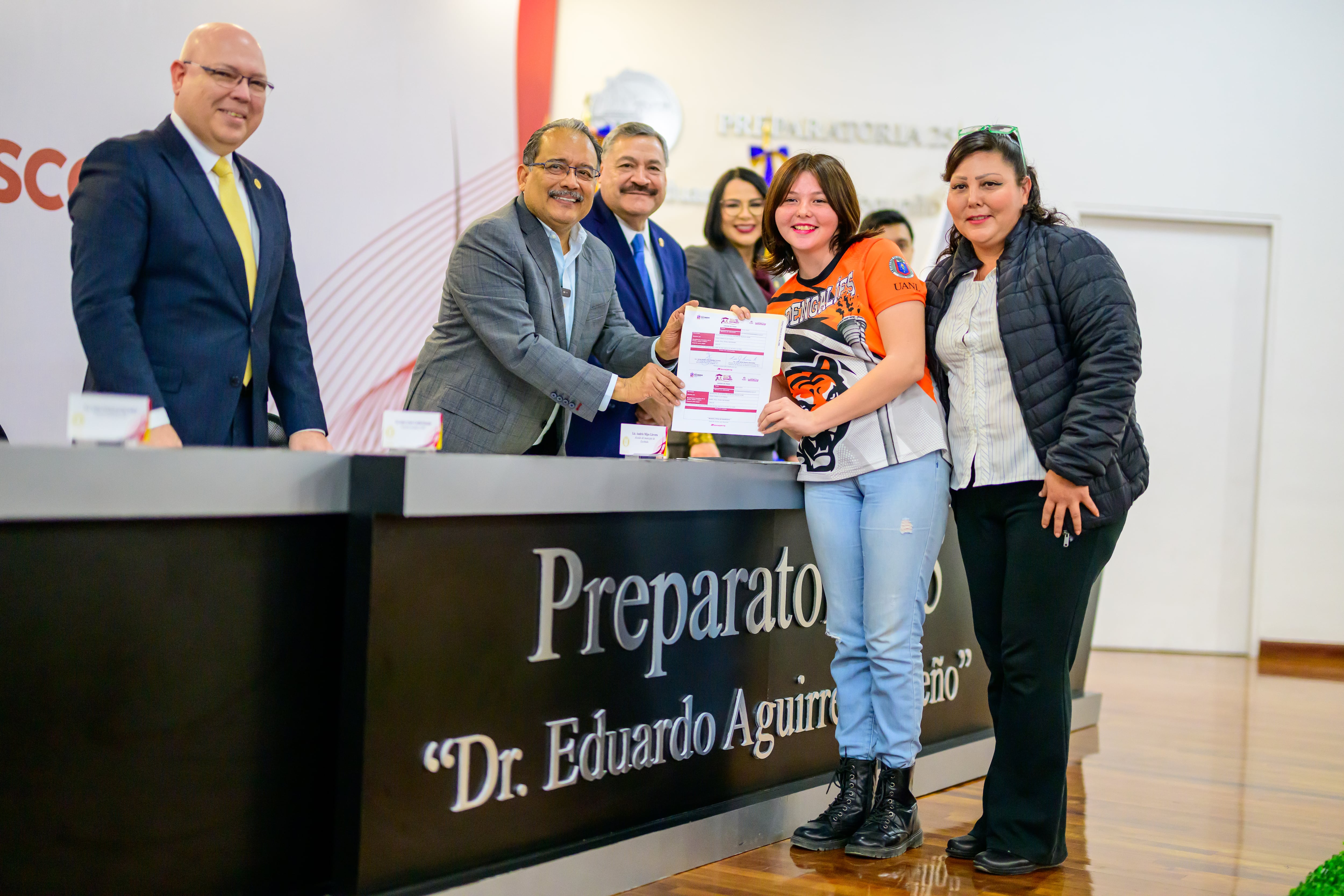 De acuerdo con la OCDE, completar la educación media superior es uno de los factores más determinantes para mejorar el ingreso a lo largo de la vida laboral