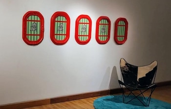 "Sabemos esperar", la obra de Rosana Fuertes sobre Malvinas. La inscripción en las tiras rojas dice: "vos estabas en tu sillón" (arriba), "mi novio iba a la guerra" (abajo)