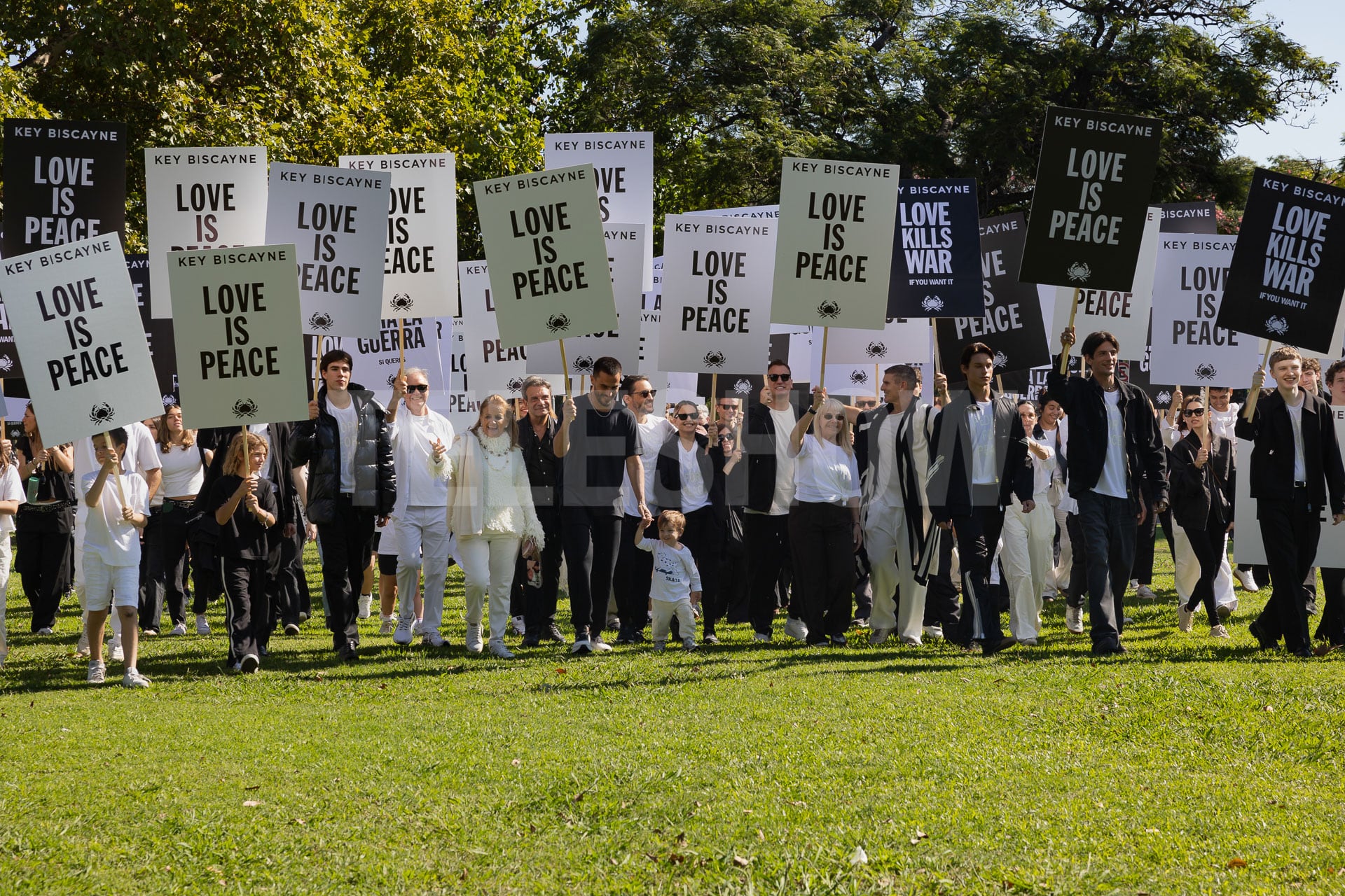 Mensajes como “El amor es paz” y “El amor mata a la guerra” marcaron una jornada en la que la cultura y el deporte apostaron a la unión (RSFotos)