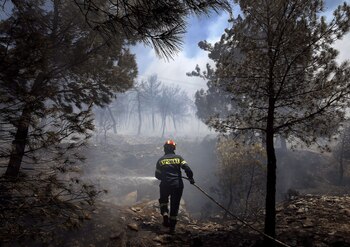 Bomberos griegos combatiendo los incendios