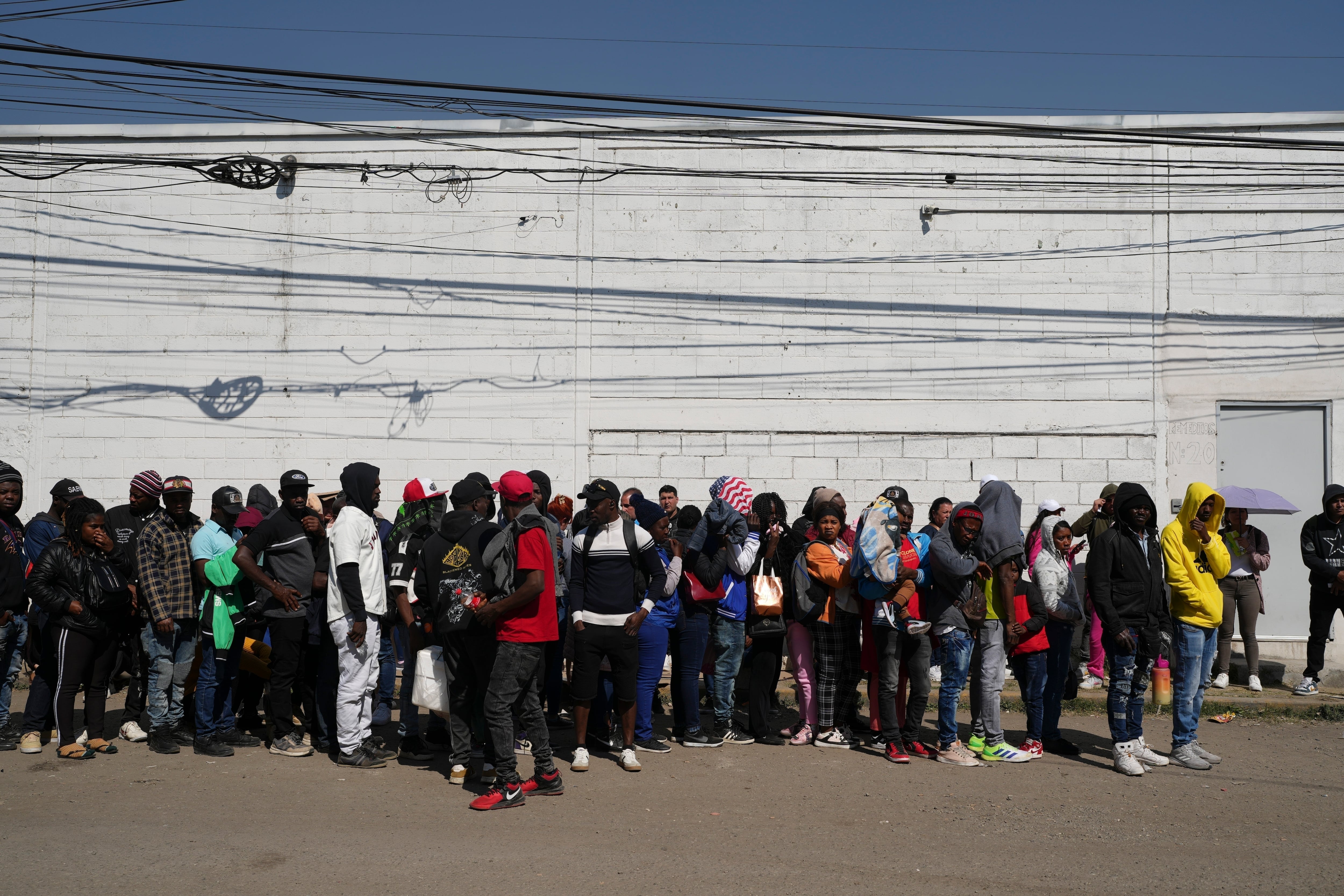 Migrantes de Haití hacen fila frente a la Comisión Mexicana de Ayuda a Refugiados (COMAR) para solicitar asilo en México, en Ciudad de México, el 28 de enero de 2025. (AP Foto/Marco Ugarte)