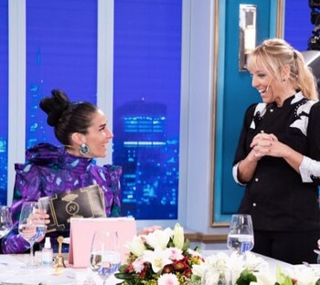 Juana Viale con la cocinera,