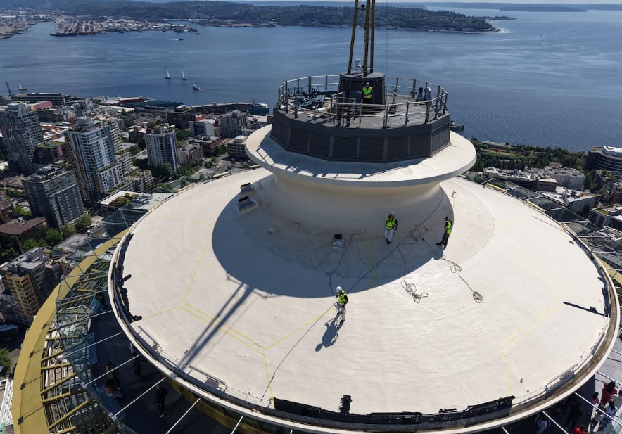 Los organizadores del Mundial 2026 en Seattle sumaron un show de drones, una barcaza con cancha de fútbol y nuevas estaciones de agua y baños públicos en el centro (Space Needle)