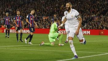 Con 'triplete' de Karim Benzema, Real Madrid goleó a Barcelona y clasificó a la final de Copa del Rey. (Reuters).