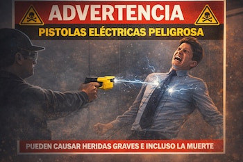 Hombre en gorra dispara taser a hombre en camisa y corbata, que grita de dolor con chispas eléctricas en el pecho, bajo un cartel de advertencia de peligro.
