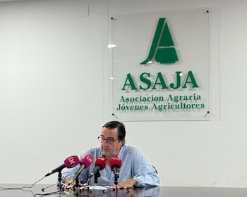 12/08/2026 El presidente de Asaja Extremadura, Ángel García Blanco, en una rueda de prensa en la sede de Cáceres.
El presidente de Asaja Extremadura, Ángel García Blanco, ha criticado que los acuerdos de Mercosur y de otros terceros países con la Unión Europea (UE) han dejado "eclipsados" a unos 6.200 ganaderos extremeños de vacuno, ya que en apenas dos meses los terneros han bajado casi 240 euros que, multiplicado por los 400.000 que produce Extremadura, supone que los ganaderos extremeños han dejado de ingresar 96 millones de euros.
ECONOMIA AUTONOMÍAS