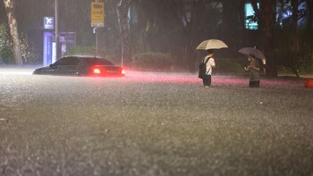 Un vehículo sumergido en una