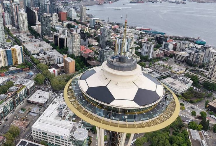 Seattle transformó la Space Needle en un balón de fútbol con una intervención artística por la Copa Mundial de la FIFA 2026 (Space Needle)