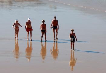 Bañistas disfrutan de un día soleado en la playa de la Concha de San Sebastián, a 14 de septiembre de 2026. (EFE/Juan Herrero)