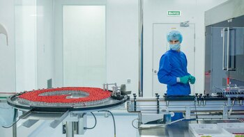 Un empleado supervisa la línea