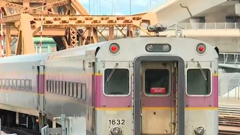 Un hombre de Boston fue acusado tras supuestamente hacer amenazas de bomba y llevar explosivos en el tren de cercanías