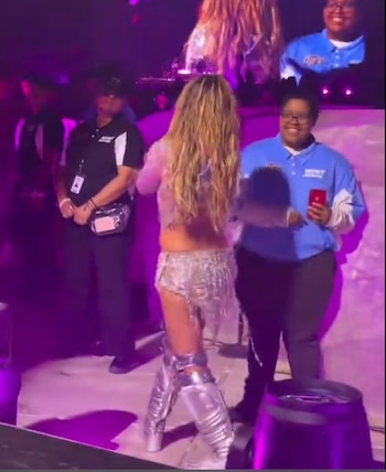 Karol G abrazó a la joven mientras interpretaba “Tu perfume” - crédito captura de pantalla redes sociales