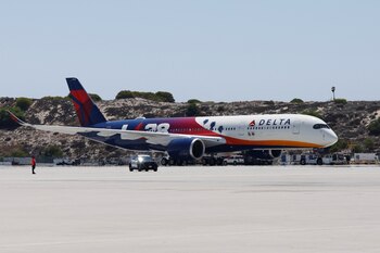El vuelo 487 de Delta regresó a la puerta de embarque tras descubrir al intruso a bordo. (REUTERS/Carlin Stiehl)