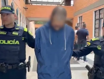 La Policía y la Fiscalía identificaron a alias el Cuervo por videos en los que presuntamente aparece disparando contra uniformados durante los disturbios en la UdeA - crédito Policía Nacional