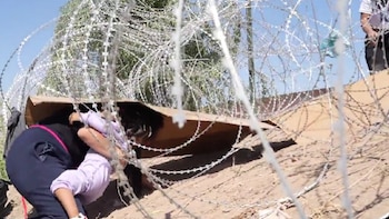 Madre mexicana cruza muro fronterizo