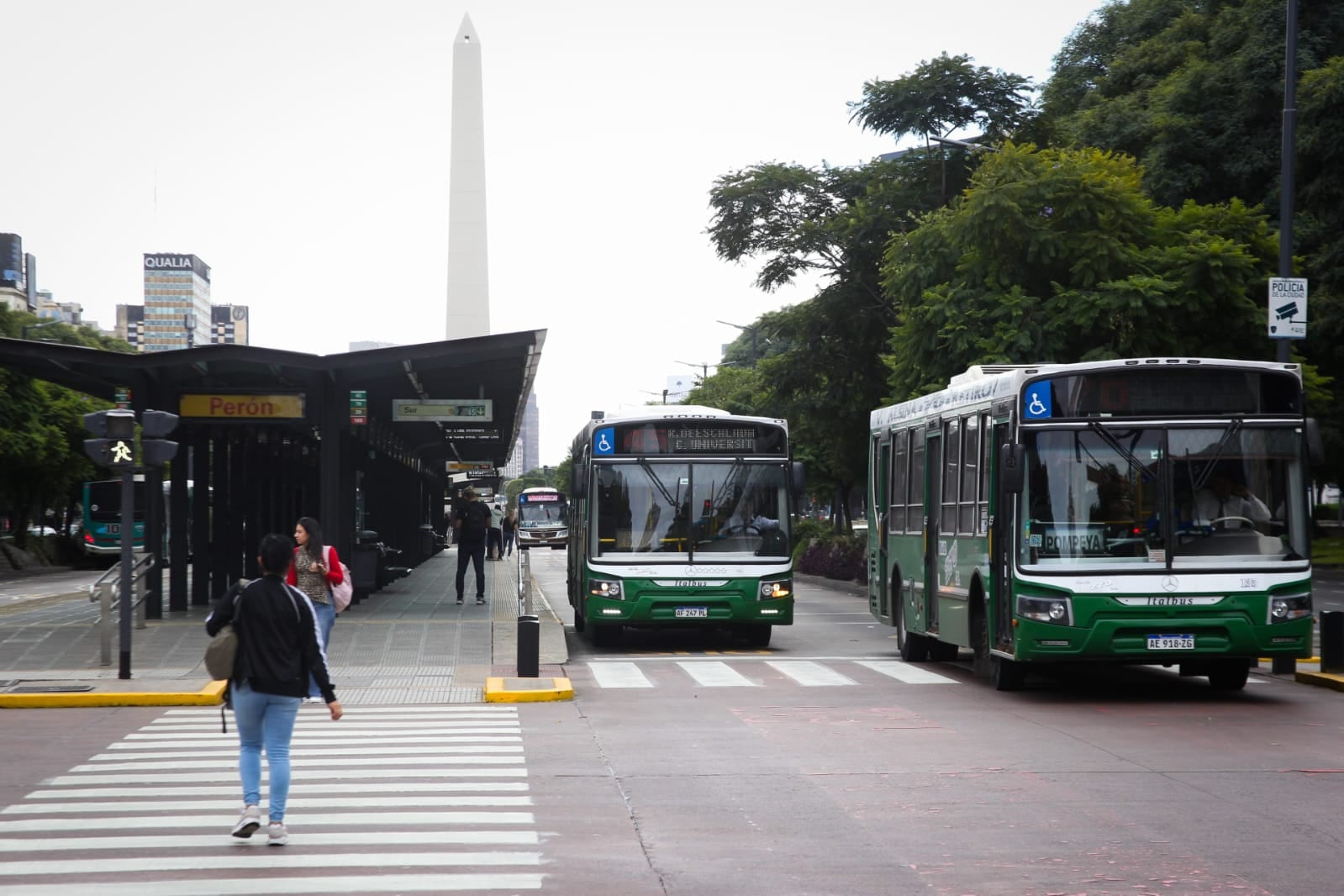Las empresas de colectivos enfrentan dificultades para abonar sueldos y aguinaldos debido a la crisis económica y la reducción de subsidios (Foto: Silvana Safenreiter)