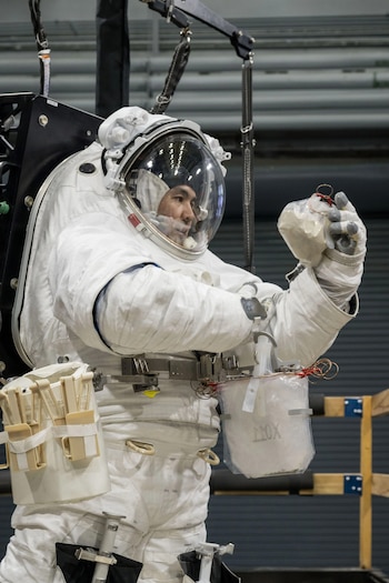 Ike Theriot ayuda a preparar a los astronautas para trabajar en la Luna