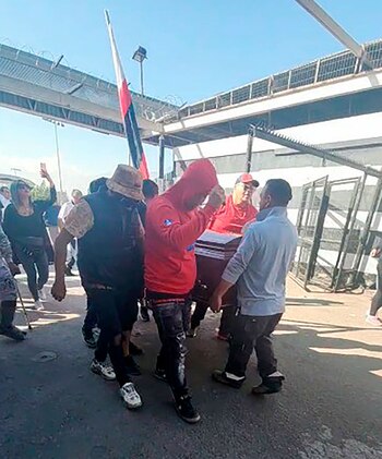 El ataúd fue trasladado al