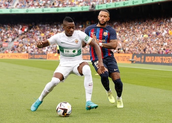 Helibelton Palacios enfrentando al Barcelona de España con la camiseta de Elche - Albert Gea/Reuters