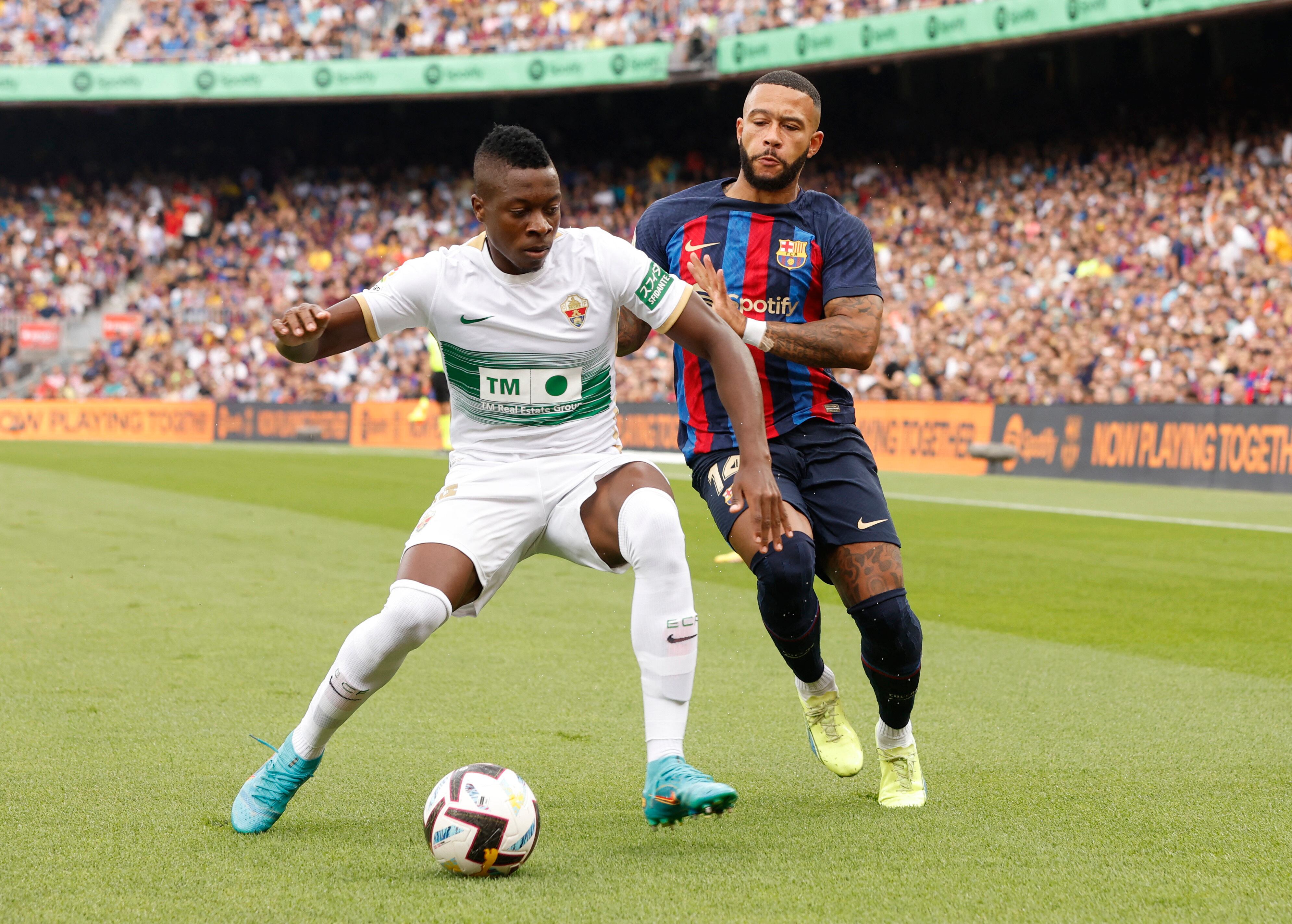 Helibelton Palacios enfrentando al Barcelona de España con la camiseta de Elche - Albert Gea/Reuters