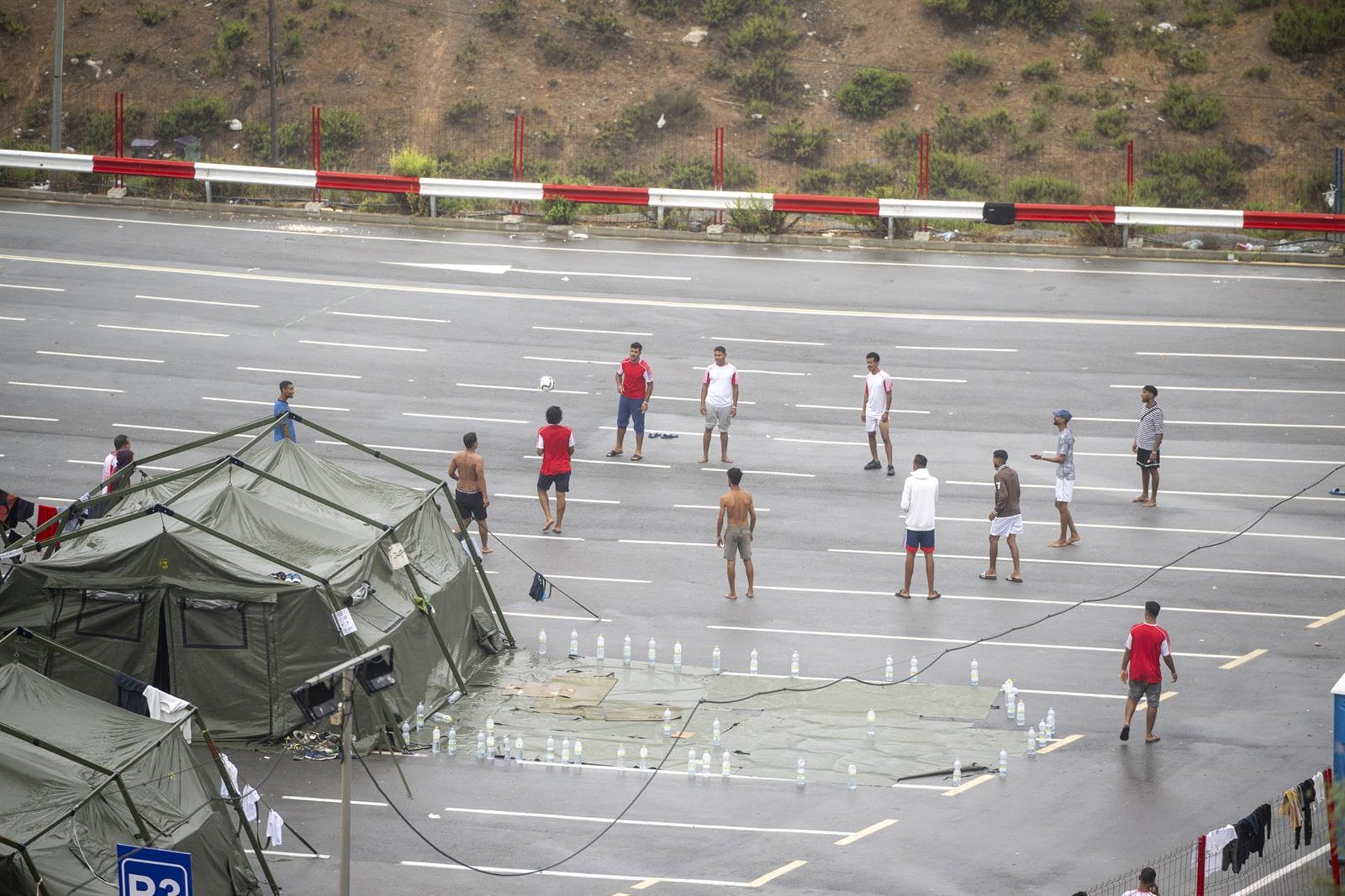 01/09/2026 Varios inmigrantes en un Centro de Estancia Temporal, a 1 de septiembre de 2026, en Ceuta (España). La Policía ha practicado tres expulsiones de personas con vínculos con el radicalismo de carácter yihadista detectadas en Ceuta tras la entrada masiva a la ciudad española del pasado 30 de julio. Por su parte, sindicatos policiales han vuelto a reclamar que se extreme la vigilancia.
POLITICA
Marcos Moreno - Europa Press