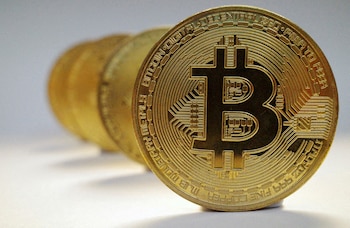 Representación gráfica de bitcoin en una ilustración relacionada con el mercado de criptomonedas (REUTERS)