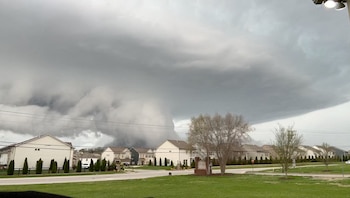 Tornados recientes dejaron al menos siete muertos y severos daños en apartamentos en Tennessee y residencias estudiantiles en Missouri. (Tim Brister/Aiden Brister/via REUTERS)