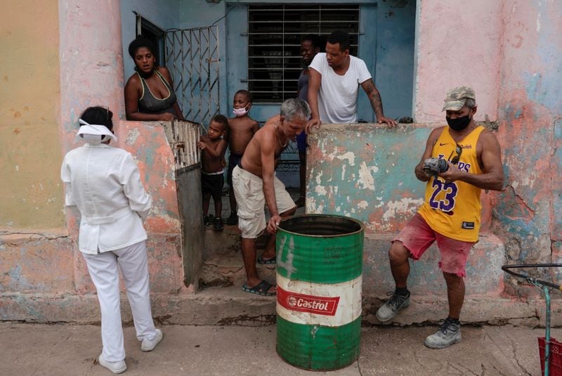 Una enfermera conversa con una familia para que concurra a un centro de vacunación en La Habana. Cuba, 17 de junio de 2021. REUTERS/Alexandre Meneghini