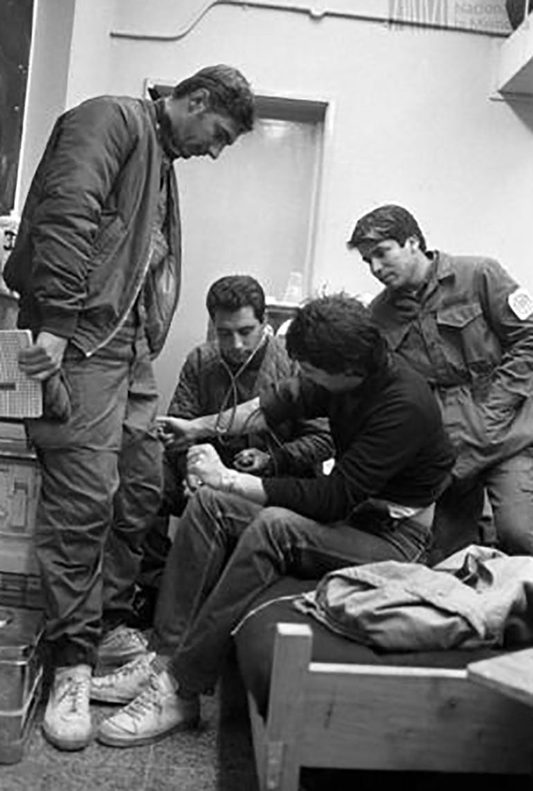El veterano es el primero a la derecha. En la guerra salía en medio de las alertas rojas a auxiliar heridos (Télam)