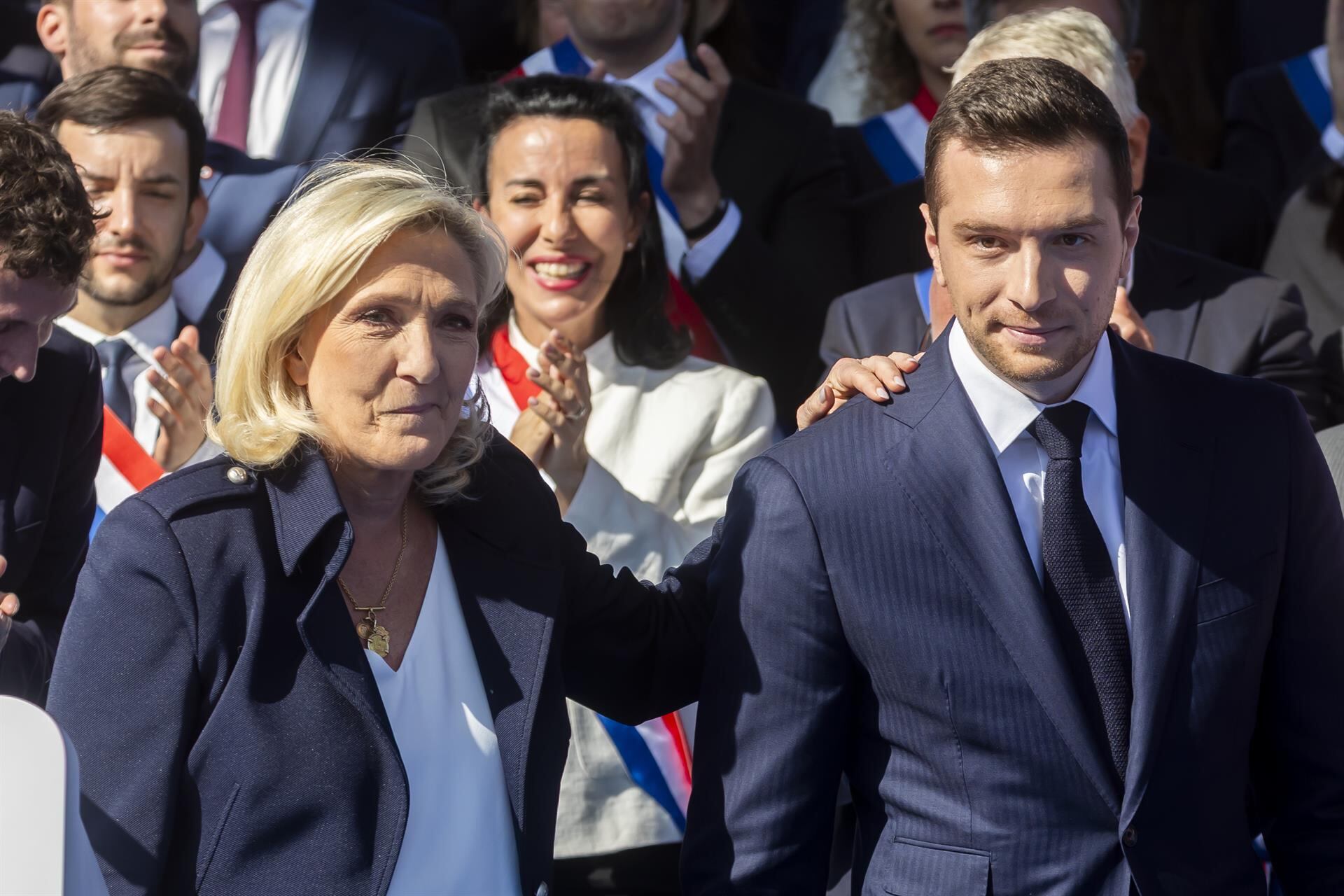 Marine Le Pen, líder de Agrupación Nacional, junto a su delfín Jordan Bardella (Europa Press)