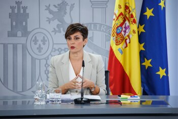 La ministra portavoz del Gobierno en funciones, Isabel Rodríguez, durante una rueda de prensa posterior a la reunión del Consejo de Ministros. (Alejandro Martínez Vélez/Europa Press)