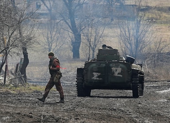 Un miembro del servicio de
