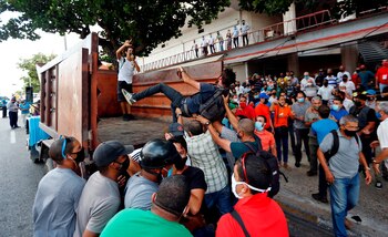 Manifestantes frente al Instituto de
