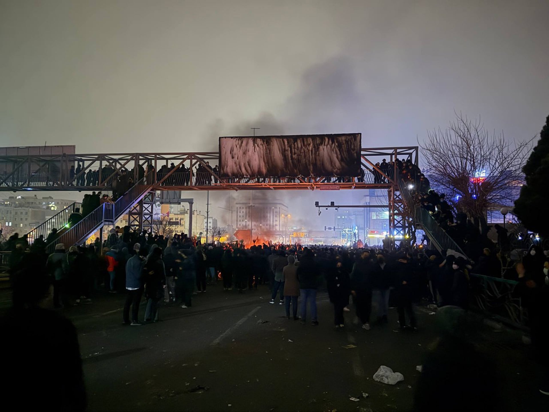 La Casa Blanca también indicó que mantiene abierta la vía diplomática mientras recibe informes sobre cientos de muertos y un endurecimiento del uso de fuerza letal contra manifestantes