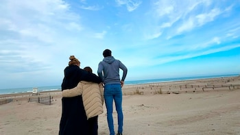 De espaldas, el trío se