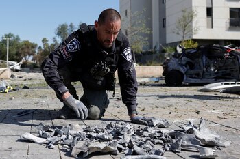 Un policía revisa fragmentos de