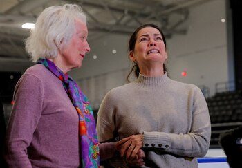 Vigilia en honor a los fallecidos en la tragedia aérea, mientras familiares y amigos recuerdan sus vidas. (REUTERS/Brian Snyder/File Photo)