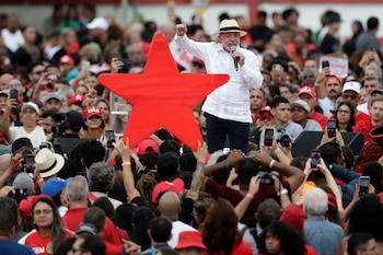 El presidente brasileño Luiz Inácio Lula da Silva, quien se postula para la reelección, habla durante un mitin de campaña en Río de Janeiro (AP Foto/Bruna Prado)