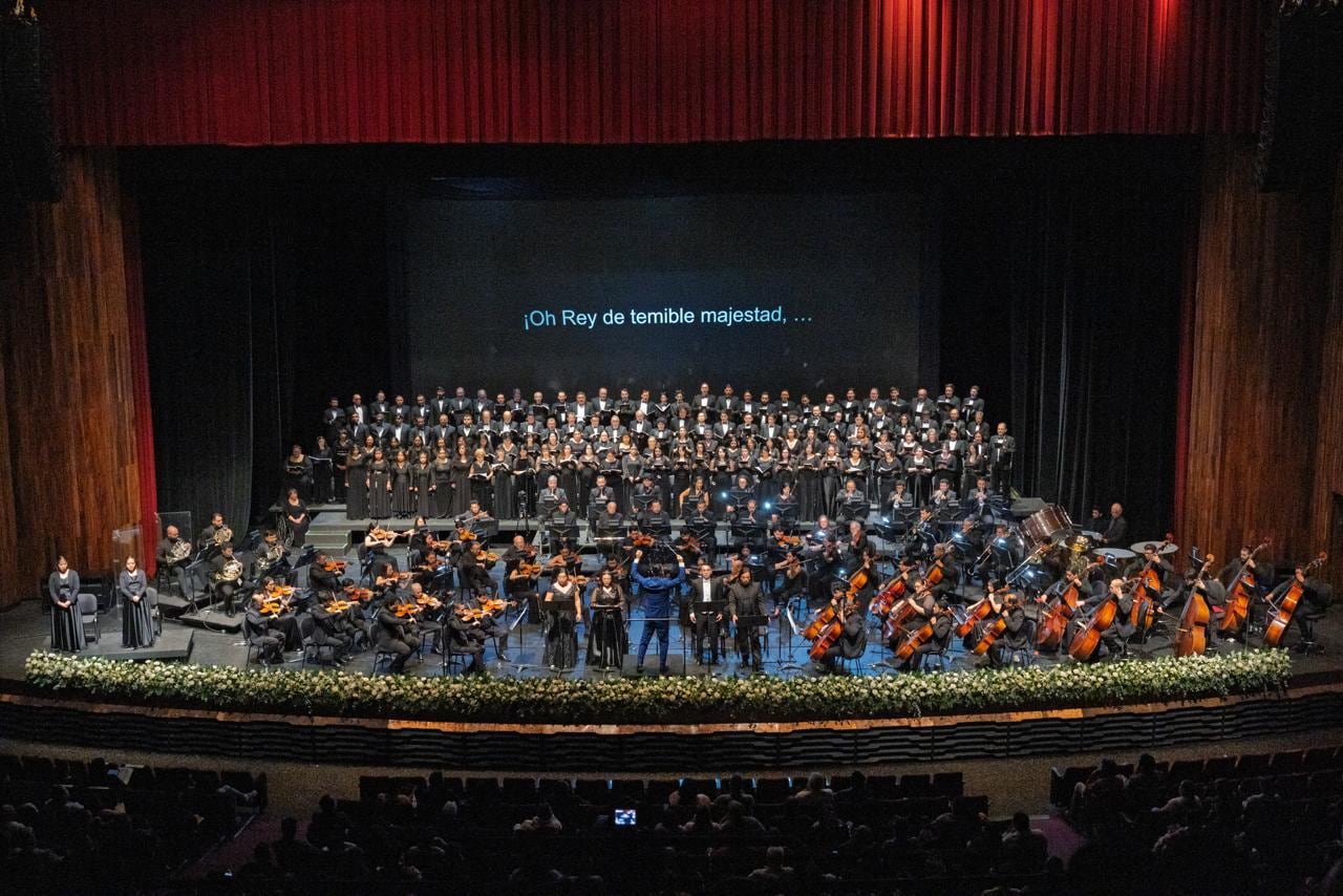 Más de 200 artistas guatemaltecos interpretaron el Réquiem de Verdi en la Gran Sala Efraín Recinos como homenaje a las víctimas del terremoto de 1976. (Ministerio de Cultura y Deportes)