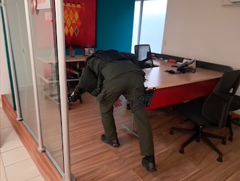 Efectivos de la Policía revisaron las instalaciones de la sucursal del banco - crédito Policía Bogotá