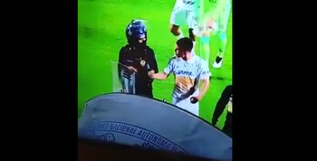 Erik Lira celebró frente al policía después de la victoria de Pumas ante Cruz Azul. (Foto: Captura de pantalla / Twitter)