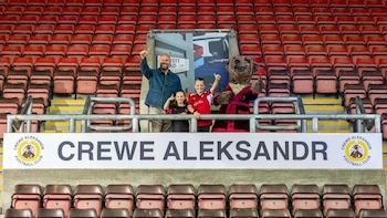 La activación publicitaria se desplegó en Gresty Road, el estadio del Crewe Alexandra (AP)