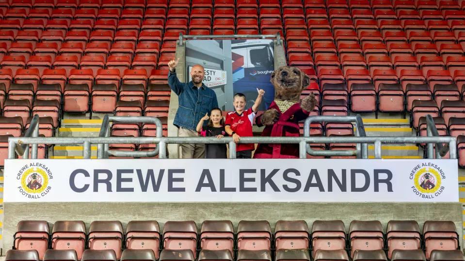 La activación publicitaria se desplegó en Gresty Road, el estadio del Crewe Alexandra (AP)