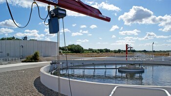 El Gobierno argentino cierra la primera fase de la privatización de AySA con dos consorcios en liza