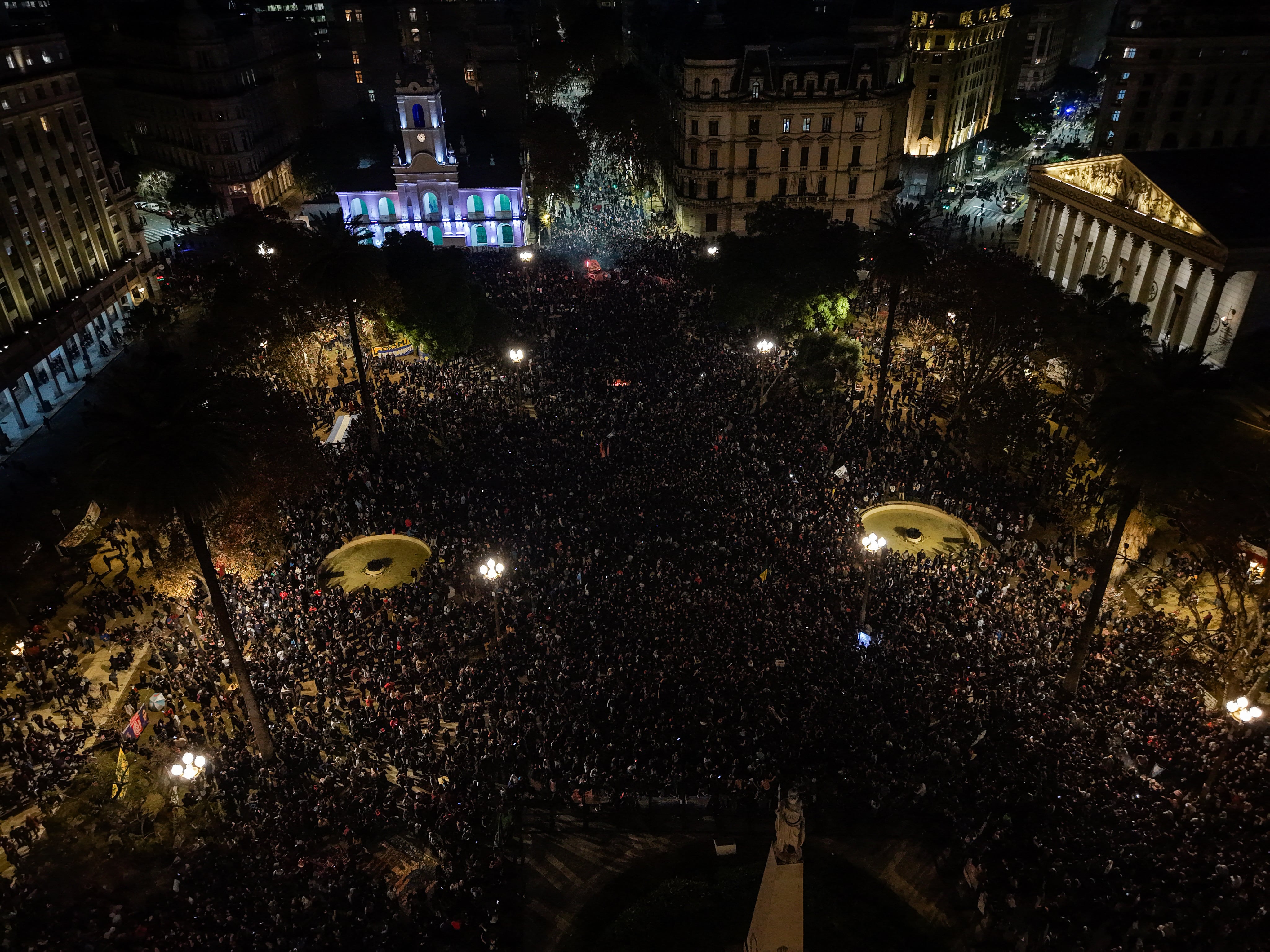 Una multitud se concentró en Plaza de Mayo durante las horas (Photo by Tomas CUESTA / AFP)