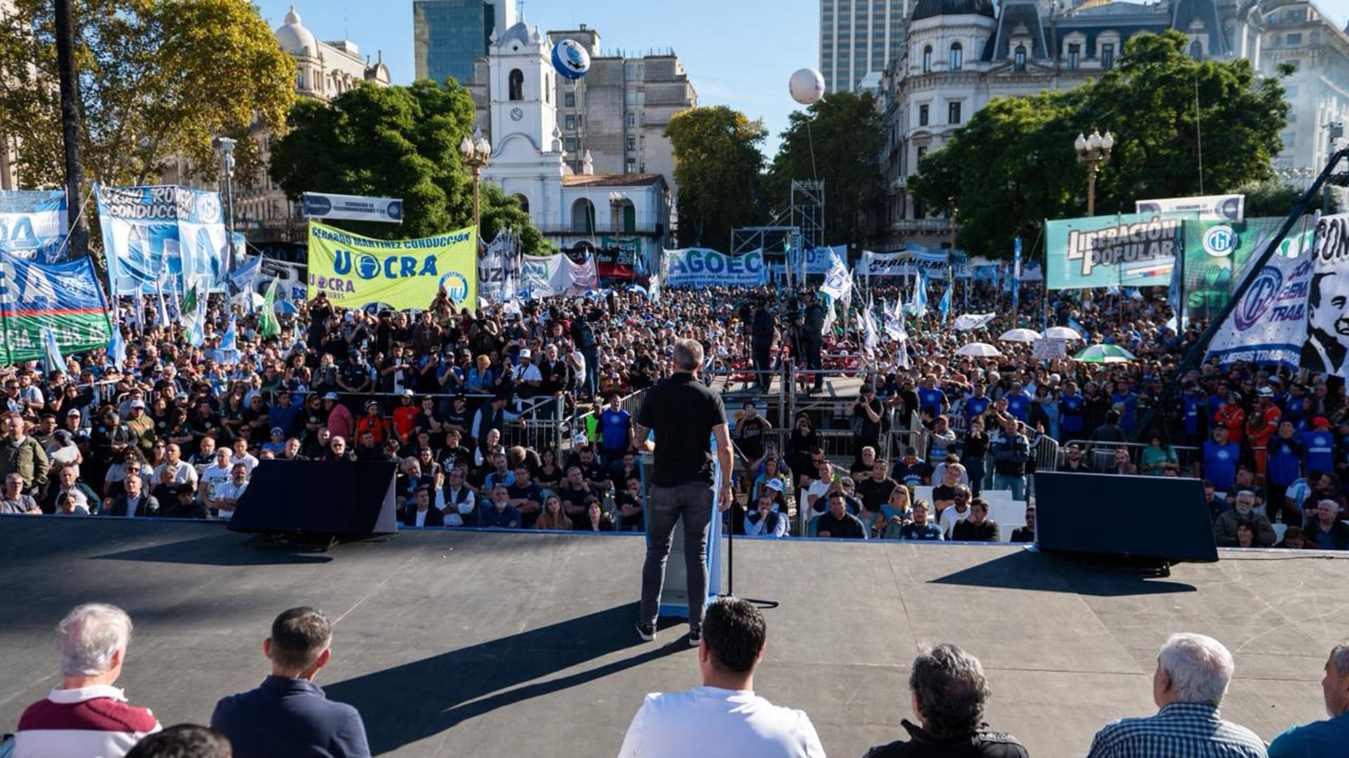 Jorge Sola (de espaldas) dijo en la Plaza de Mayo que