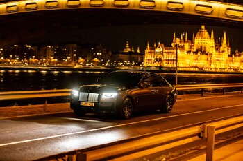 HANDOUT - Los compradores pueden elegir el color negro para el Rolls-Royce Ghost Black Badge, pero también cualquiera de los 44.000 colores del abanico de pinturas de la marca de lujo, aún manteniendo los detalles oscuros. Foto: Rolls-Royce/dpa - ATENCIÓN: Sólo para uso editorial con el texto adjunto y mencionando el crédito completo