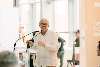 Nueva terminal incrementa la capacidad aeroportuaria de Nayarit. El sistema NUA Exprés optimiza la movilidad entre el aeropuerto y puntos turísticos. Autoridades estatales y federales respaldan el crecimiento del aeropuerto de Tepic. La ampliación facilita vuelos directos desde Estados Unidos, Canadá y Europa. Más de 91.000 pasajeros utilizaron el aeropuerto entre enero y abril de 2026. (Cortesía Gobierno de Nayarit)